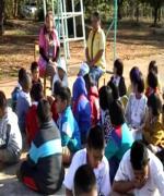 หนาวไม่คลาย เด็กนักเรียนในสกลฯ ต้องนั่งเรียนกลางแดด