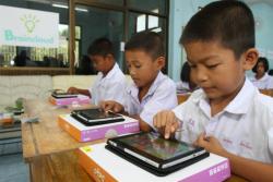 ครูแก่ 7 แสนคน อุปสรรคแท็บเล็ต