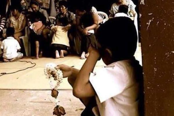 โรงเรียนจัดงานวันแม่ ให้เด็กกราบแม่ในงาน แล้วเด็กที่ไม่มีแม่ จะรู้สึกอย่างไร..?