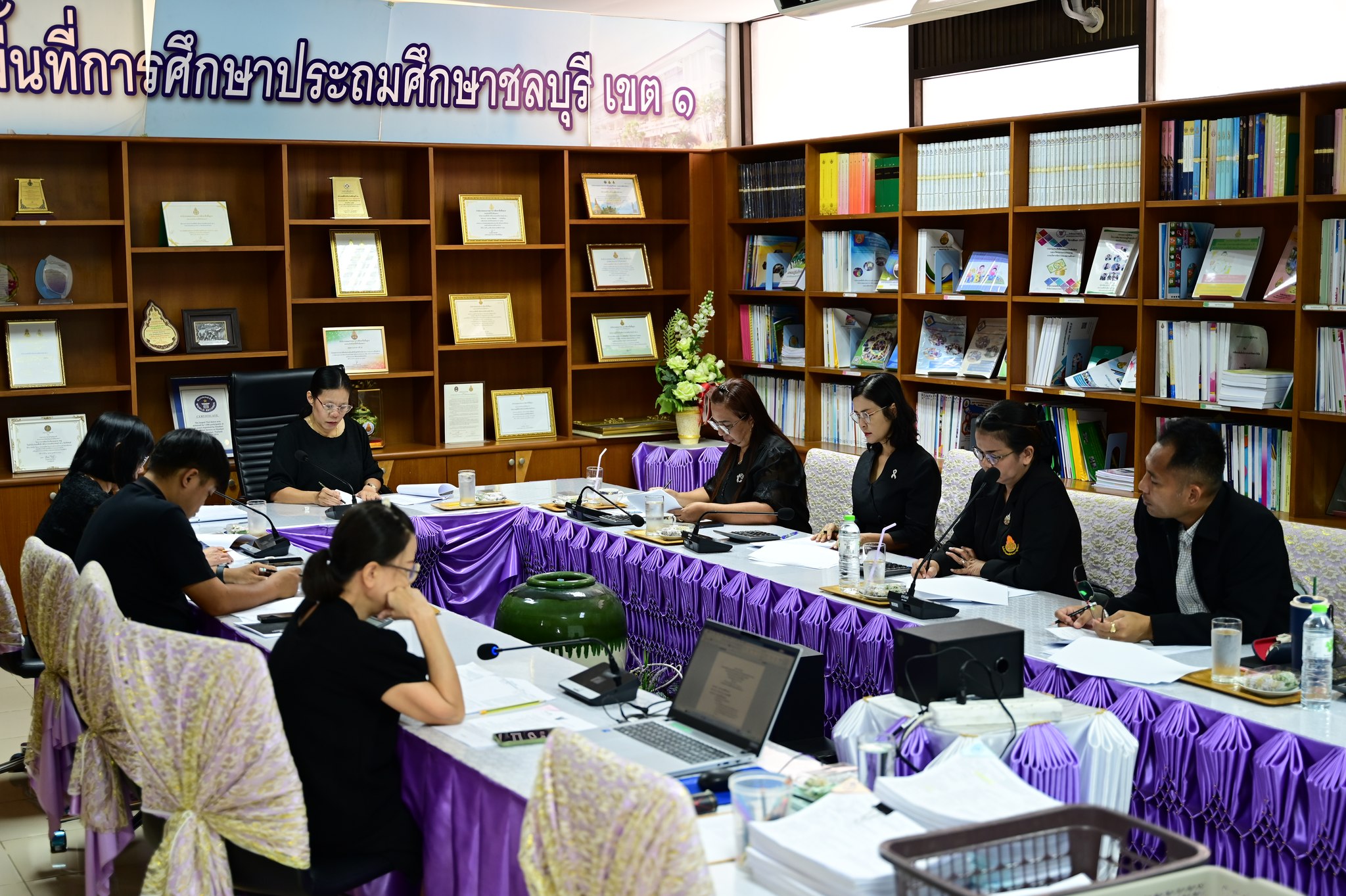 บรรยากาศการประชุมคณะกรรมการประเมินการย้ายครู สพป.ชลบุรี เขต 1