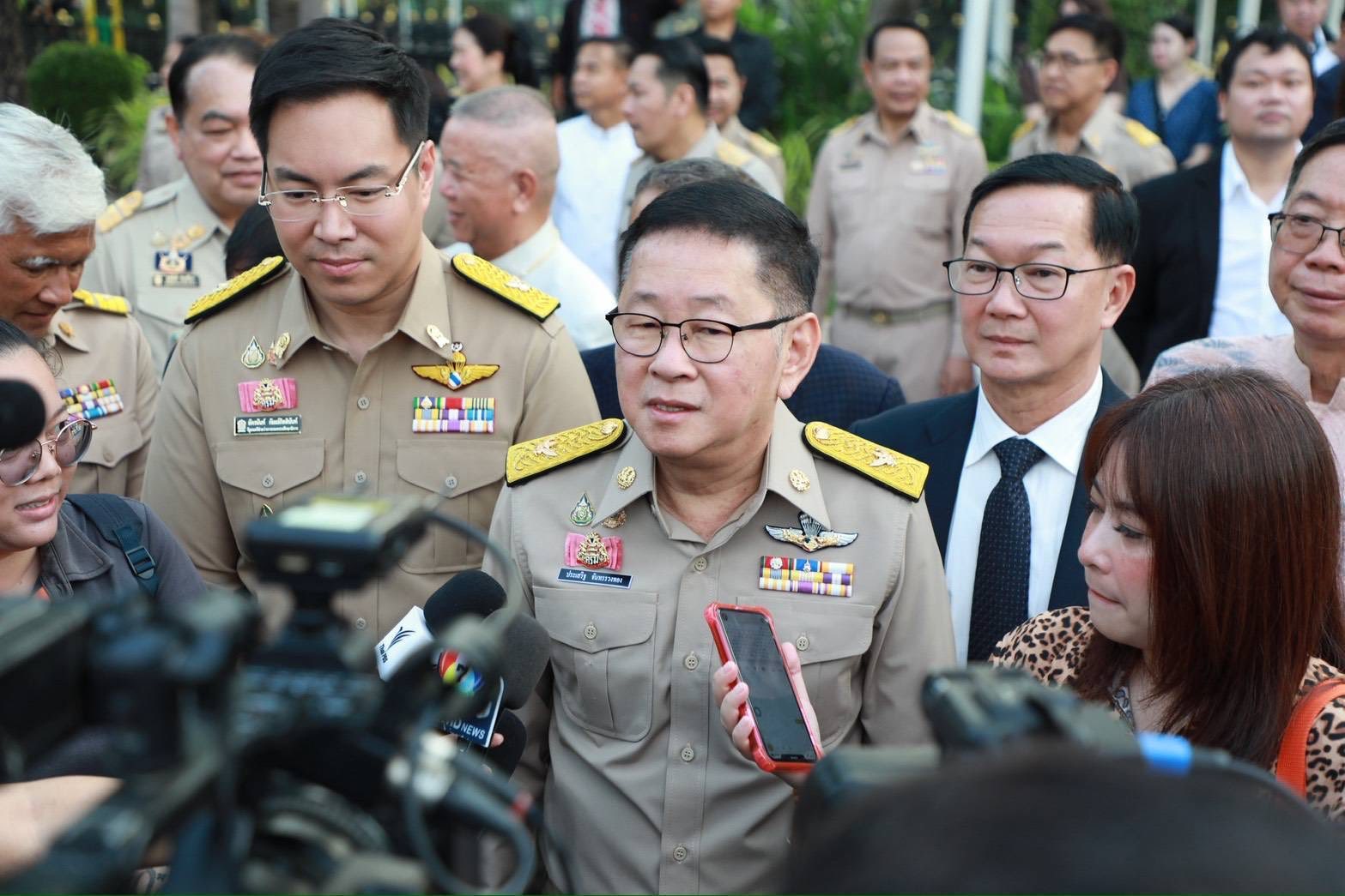 รมว.ศธ. ประเสริฐ จันทรรวงทอง สั่งลดค่าใช้จ่ายเปิดเทอม 2569